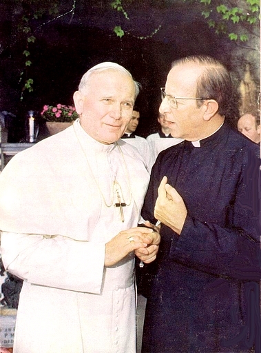 Maciel y Juan Pablo II en 1979 cogidos de la mano